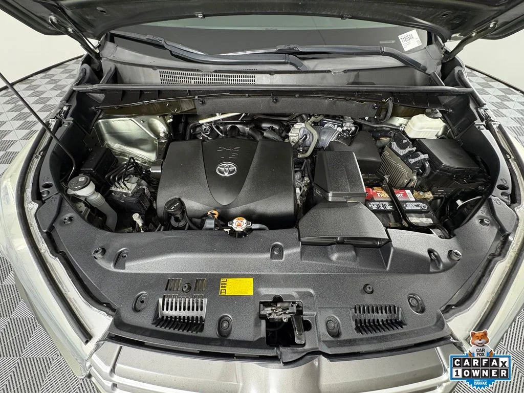 Used 2019 Green Toyota LE image 31