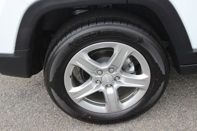 Used 2024 White Jeep Latitude image 34