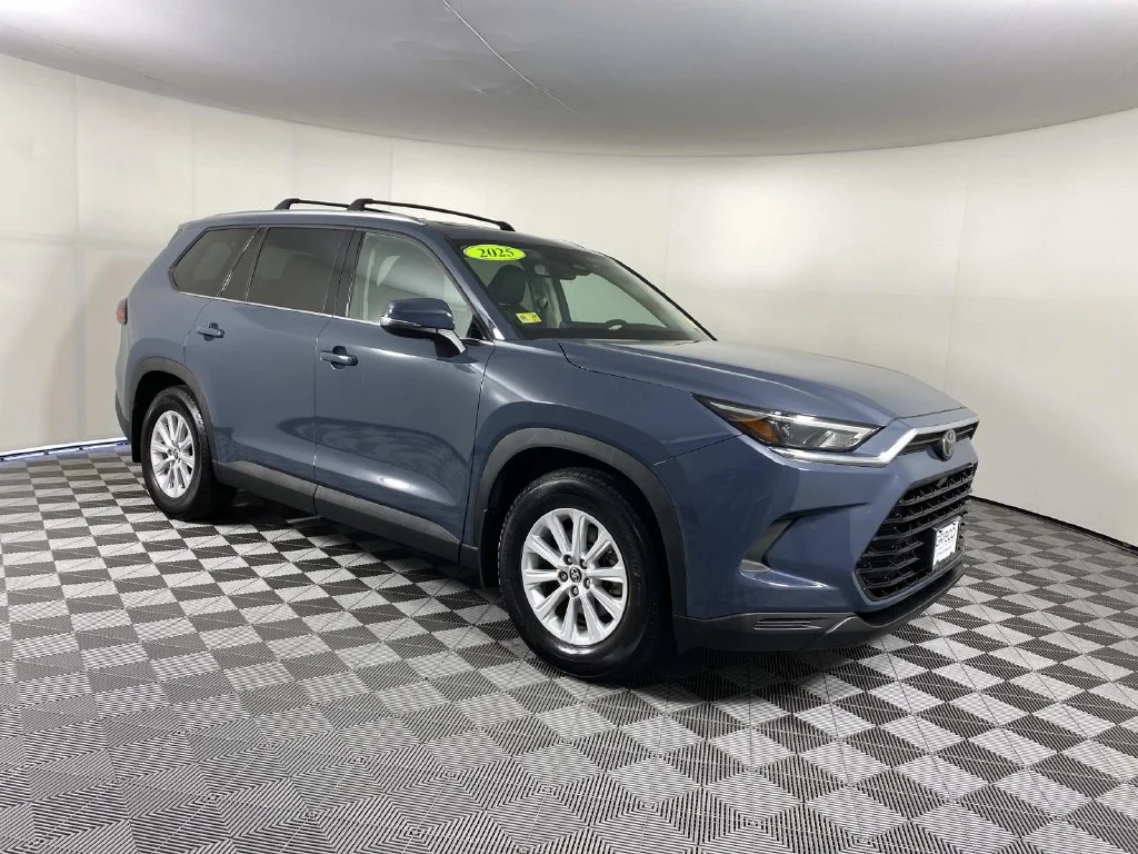 Used 2025 Cloud Toyota XLE image 1
