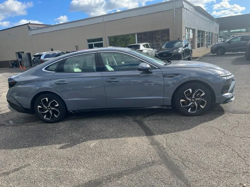Used 2024 Blue Hyundai SEL image 4