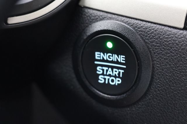 Used 2022 Red Ford SE image 17