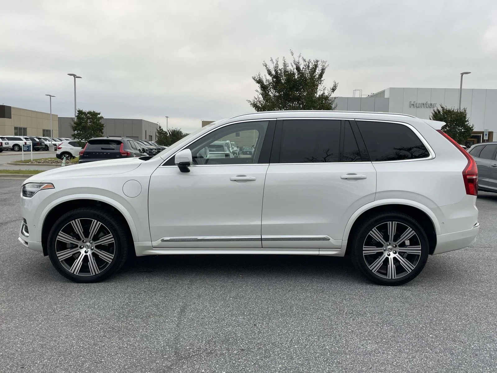 Used 2024 Crystal White Metallic Volvo Ultimate Bright Theme image 25