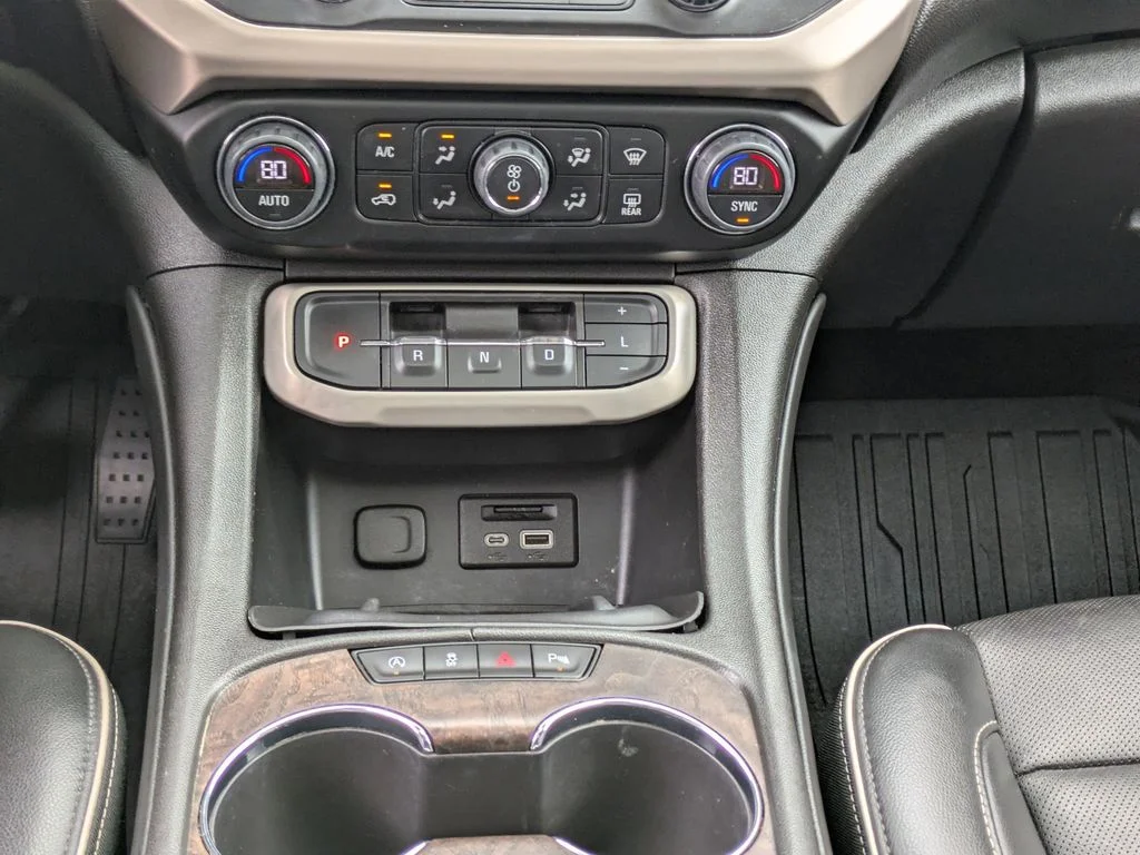 Used 2023  GMC Denali image 22