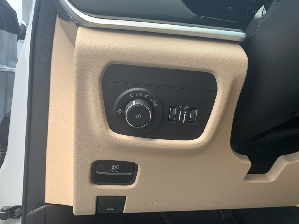 New 2026 Bright White Clear-Coat Exterior Paint Jeep Limited image 13