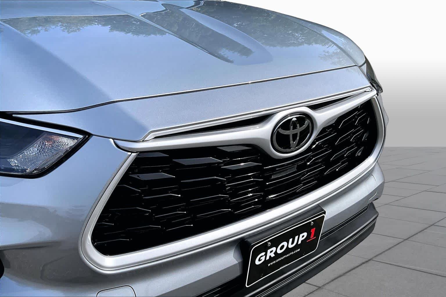 Used 2023 Celestial Silver Metallic Toyota L image 31