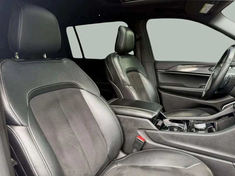 Used 2022  Jeep Laredo image 30