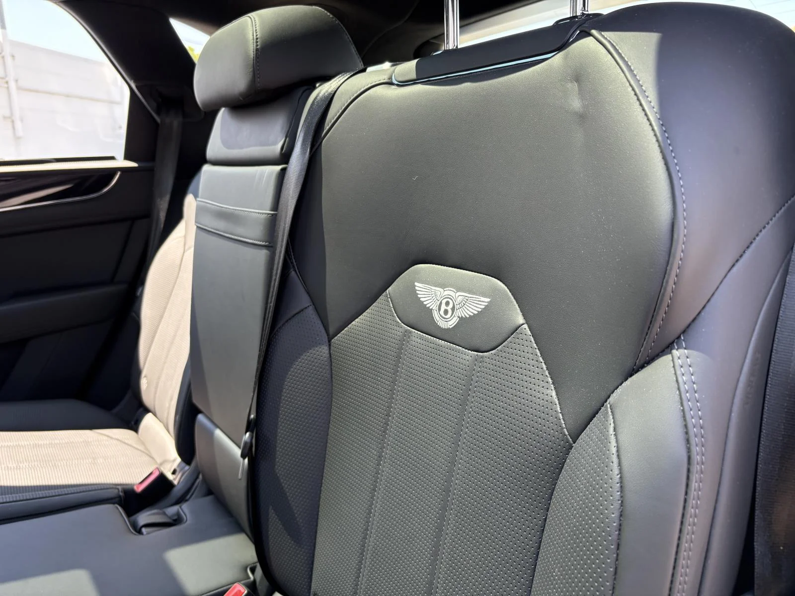 2024 Bentley Bentayga - Photo 16