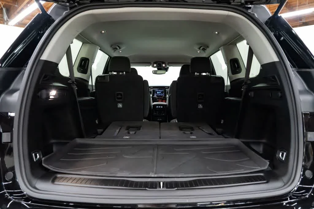 Used 2023 Diamond Black Crystal Pearlcoat Jeep Laredo image 8
