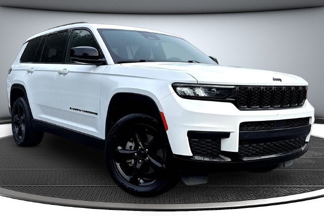 Used 2022 White Jeep Altitude image 3