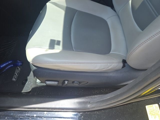 Used 2019  Toyota XLE Premium image 9