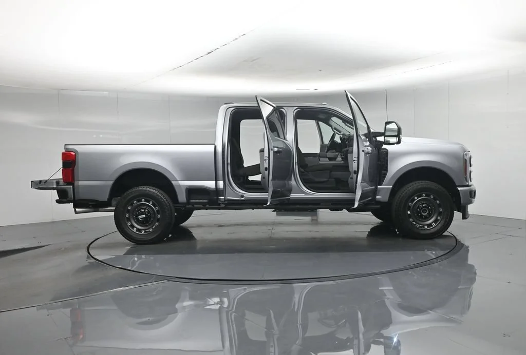 New 2027 Iconic Silver Metallic Ford XLT image 4