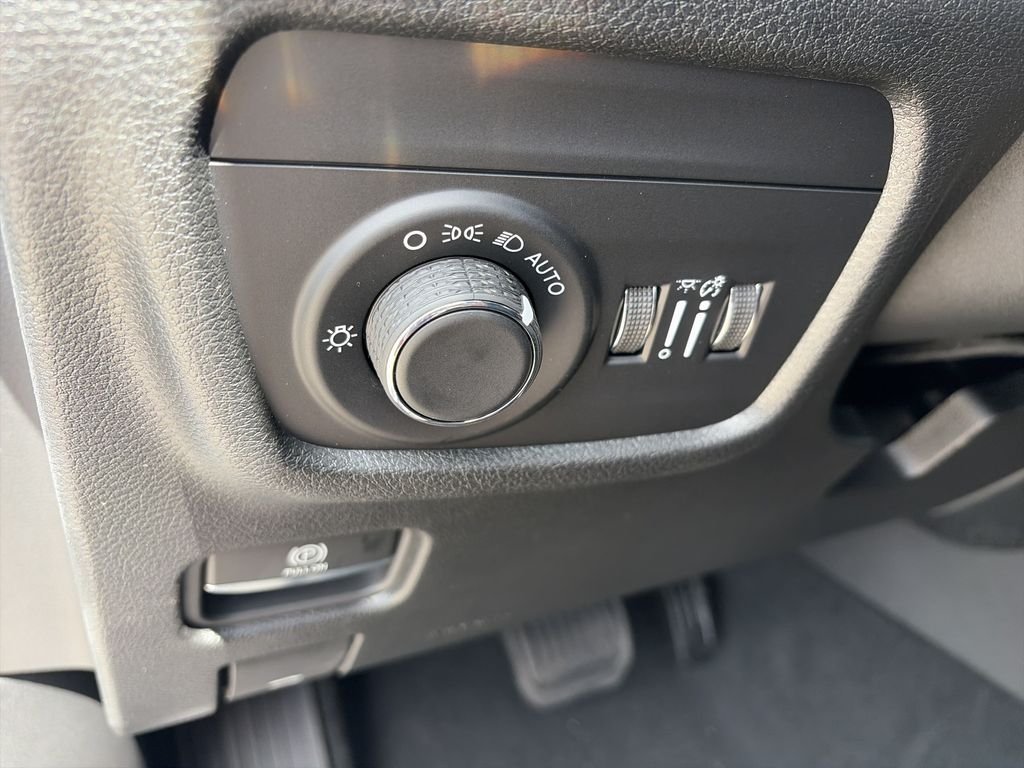 New 2026 Bright White Clear-Coat Exterior Paint Jeep Laredo X image 18