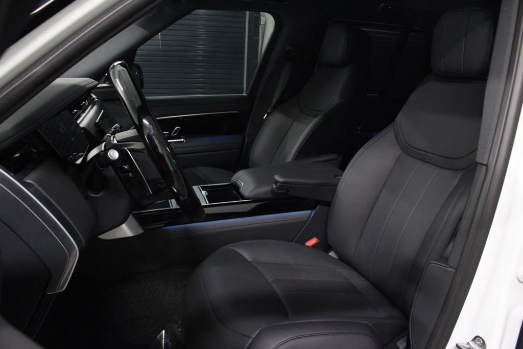 Used 2025 White Land Rover SE image 5