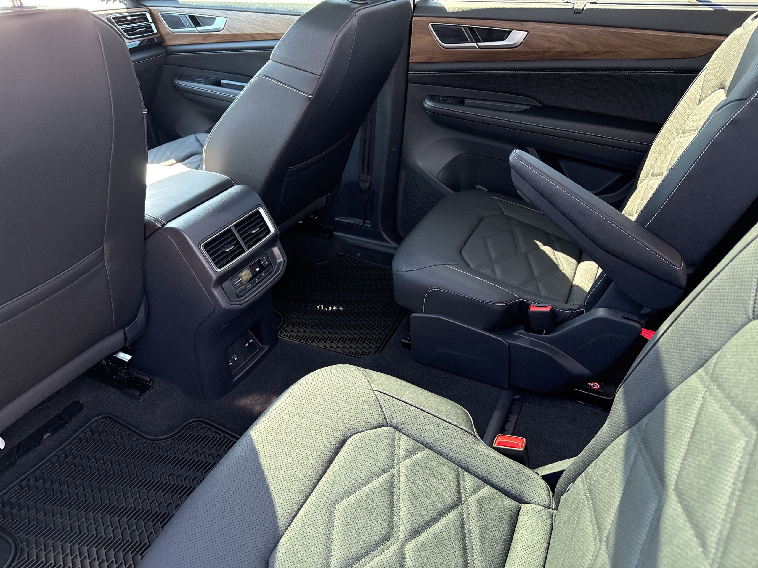 New 2026 White Volkswagen 2.0T SE w/Technology image 21