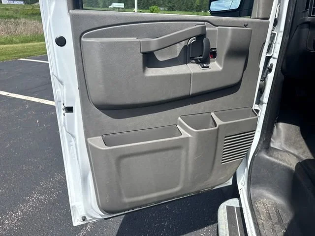 Used 2025 Summit White Chevrolet WT image 12