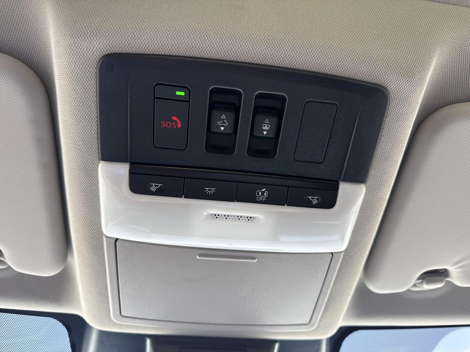 Used 2025 Everest White Pearl Nissan SL image 23