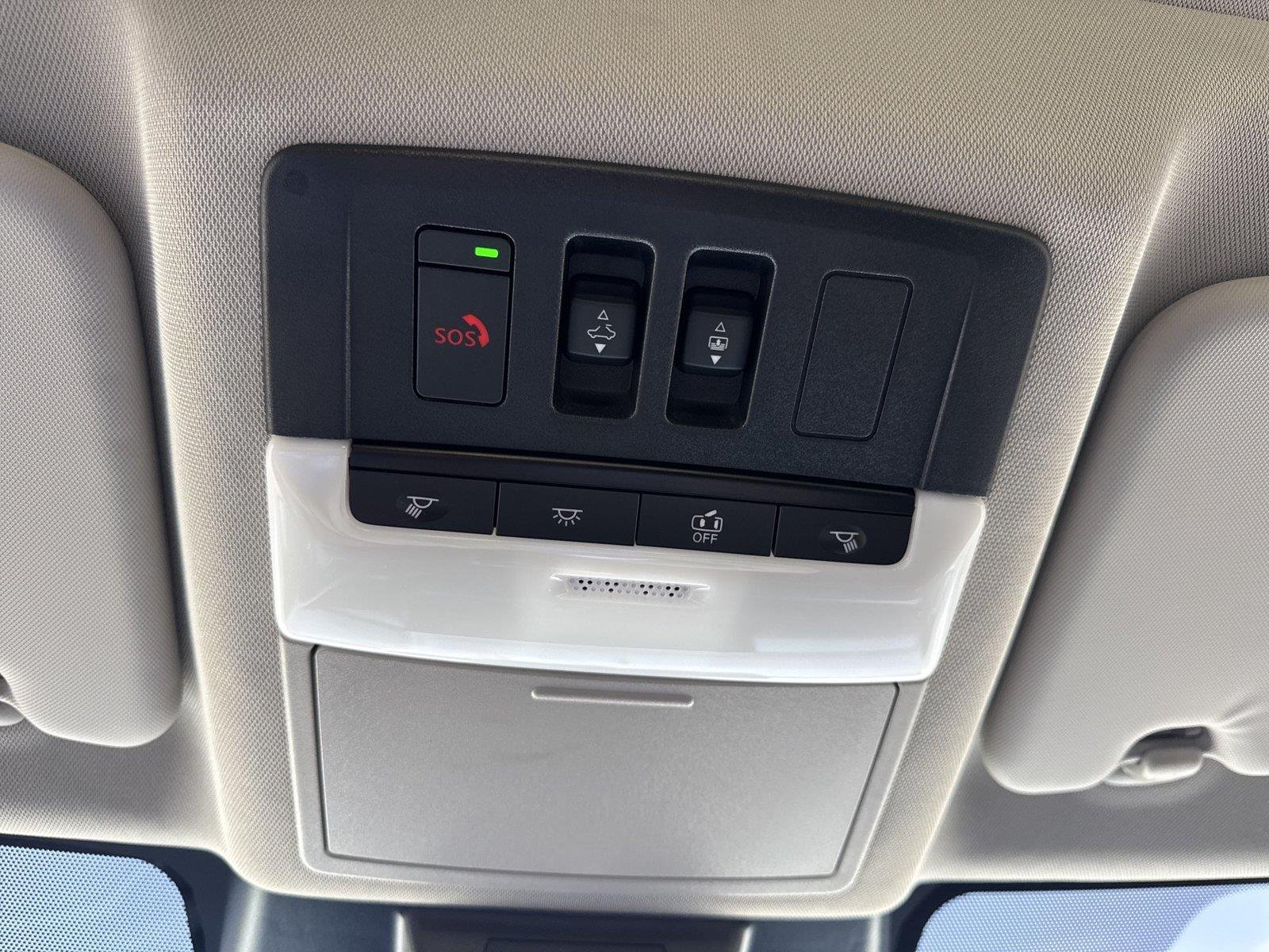 Used 2025 Everest White Pearl Nissan SL image 23