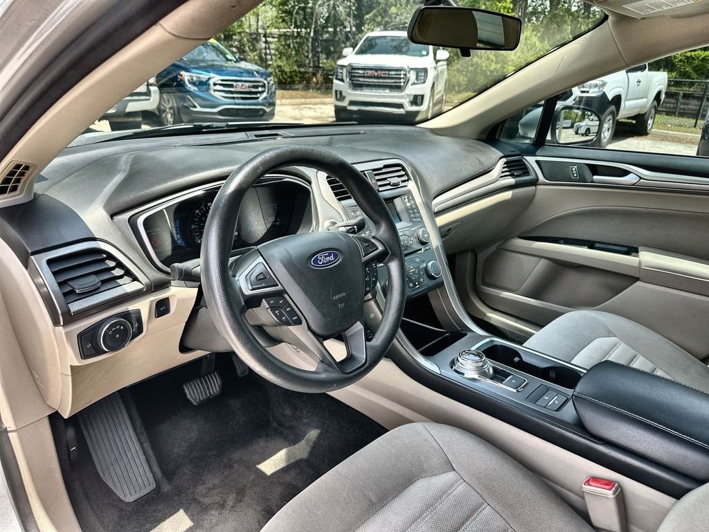 Used 2018 Silver Ford SE image 10