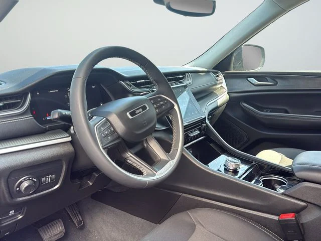 Used 2023 Gray Jeep Laredo image 9