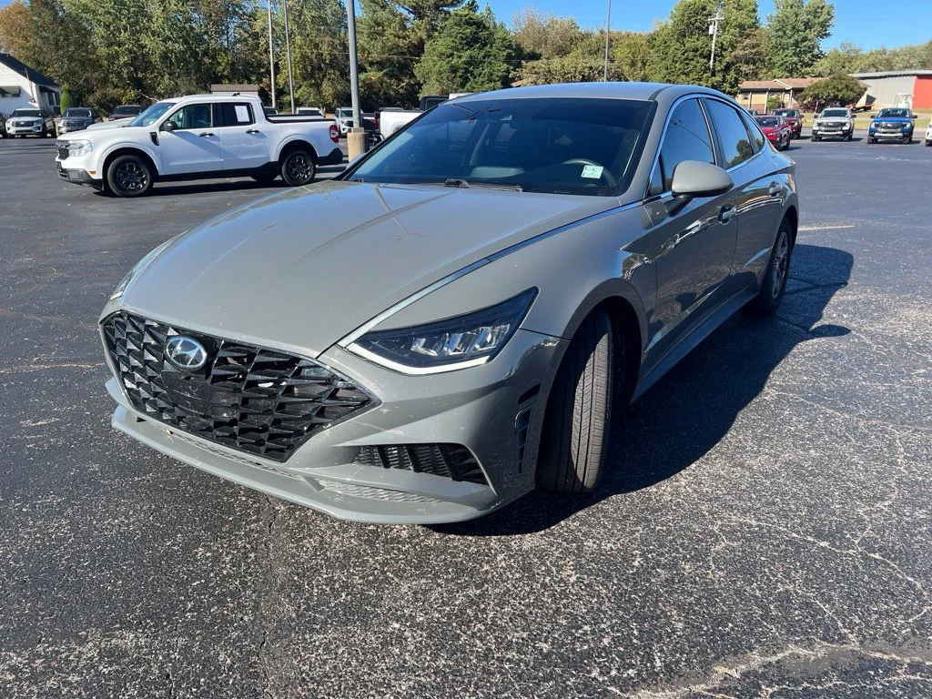 Used 2020 Gray Hyundai SE image 6
