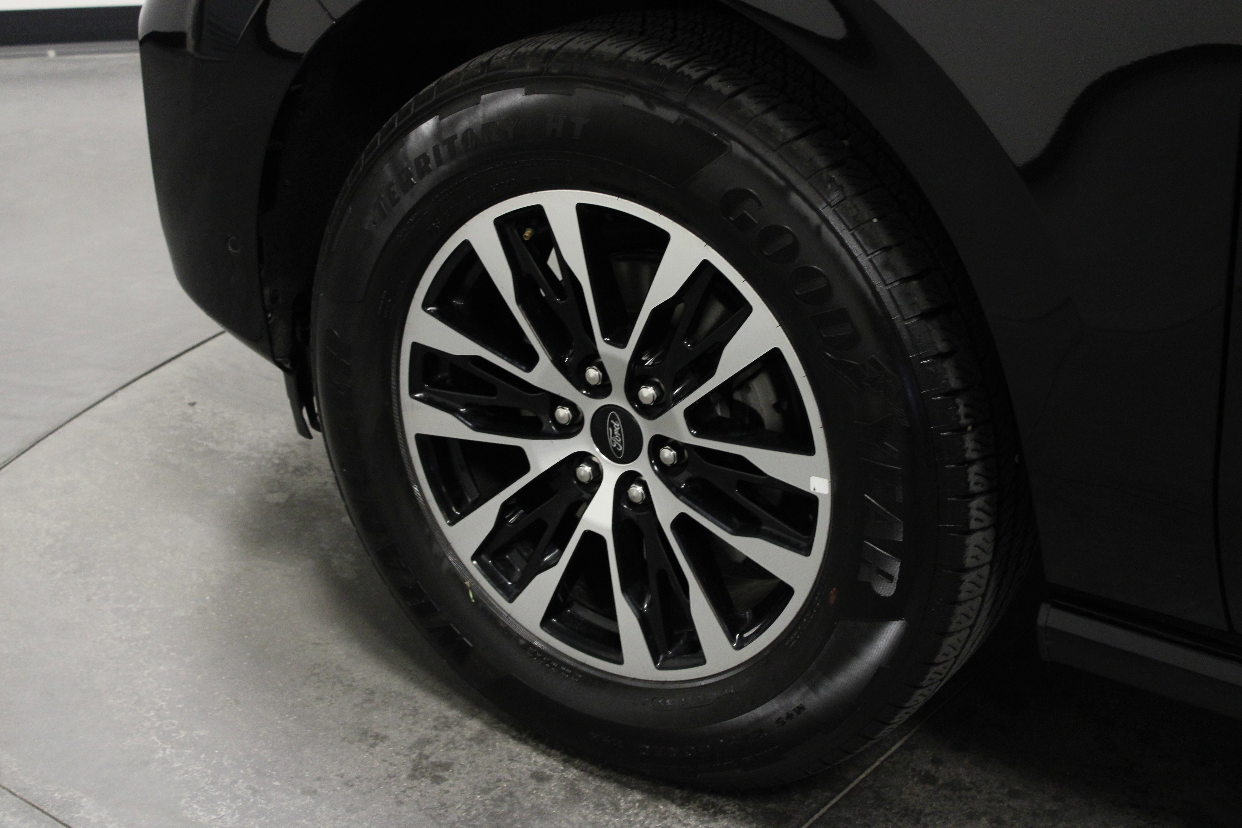 Used 2025 Black Metallic Ford Platinum image 10
