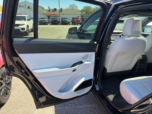 New 2026 Diamond Black Crystal Pearl-Coat Exterior Paint Jeep Overland image 11
