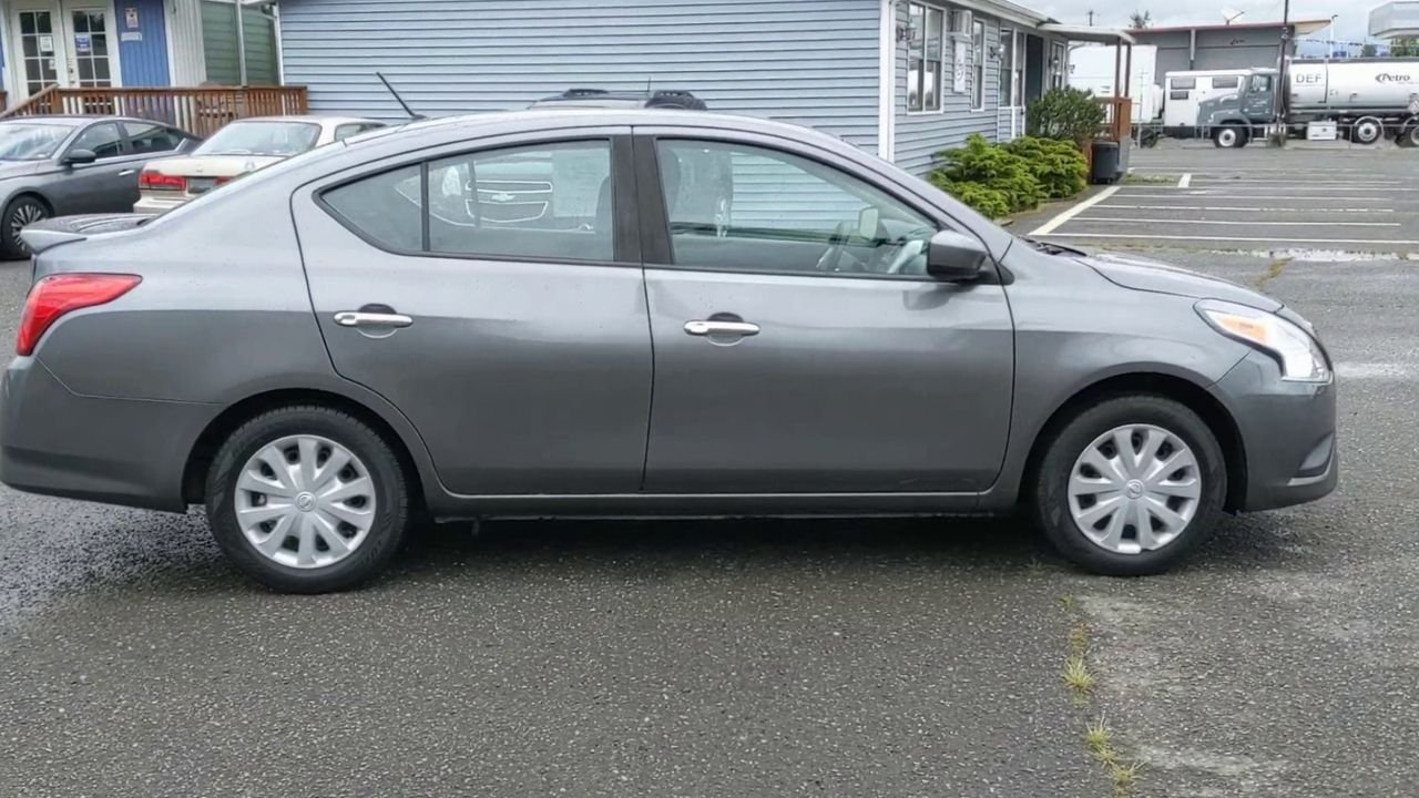 2017 Nissan Versa 1.6 S photo 2