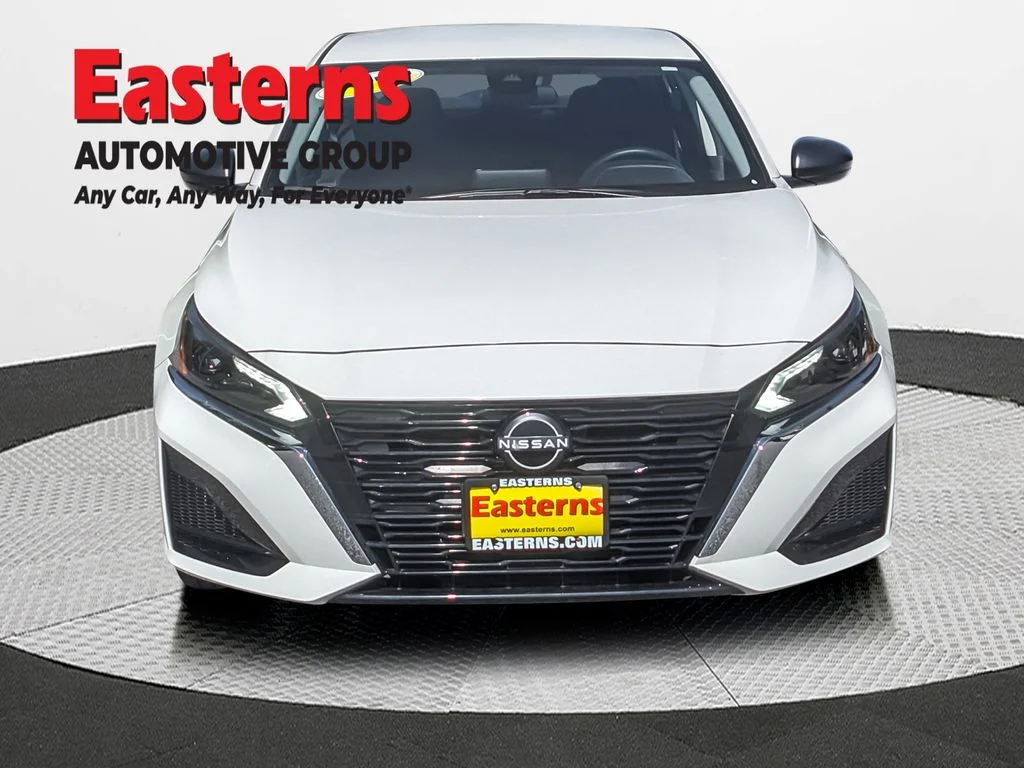 Used 2024 White Nissan 2.5 SV image 2