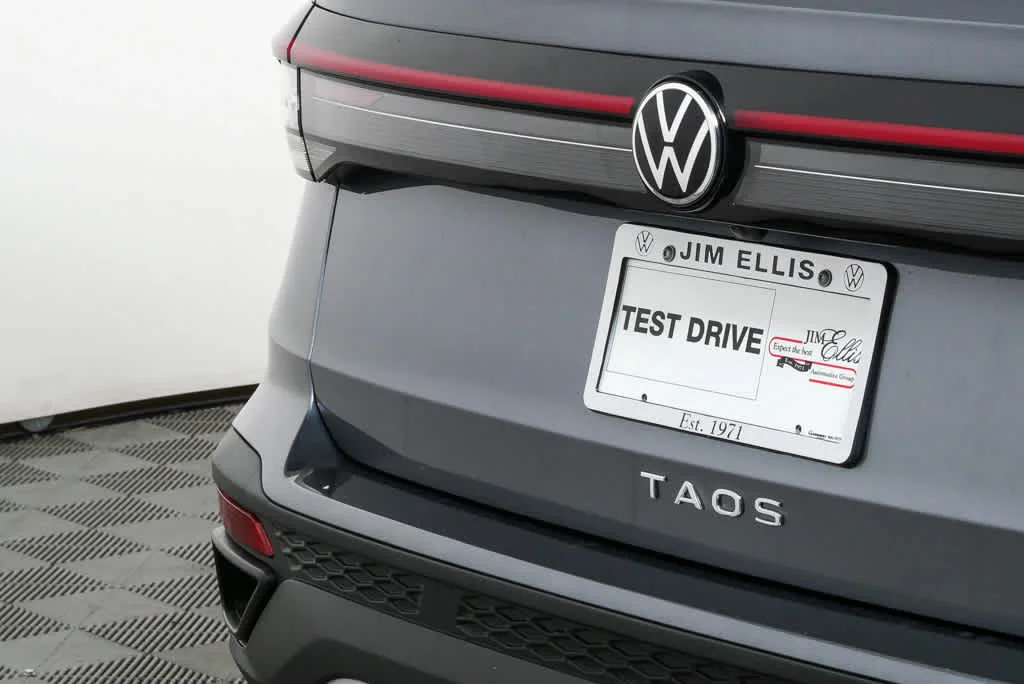 New 2026 Platinum Gray Metallic Volkswagen S image 32