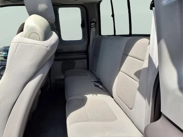 Used 2004  Ford XL image 22