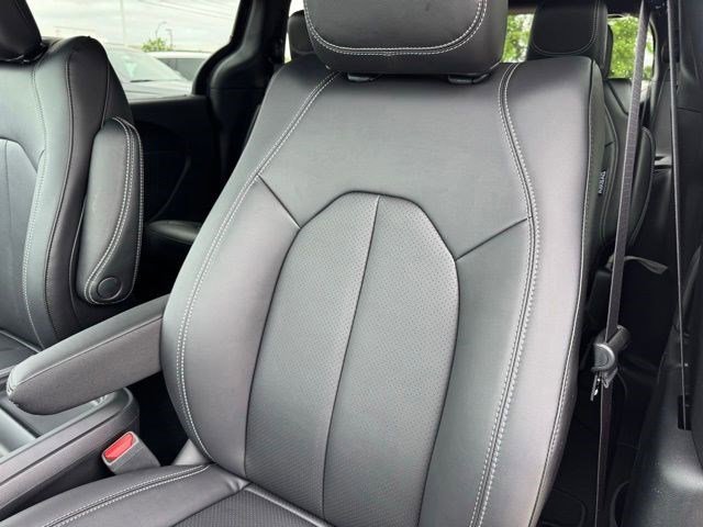 New 2027 Diamond Black Crystal Pearl-Coat Exterior Paint Chrysler Select image 24