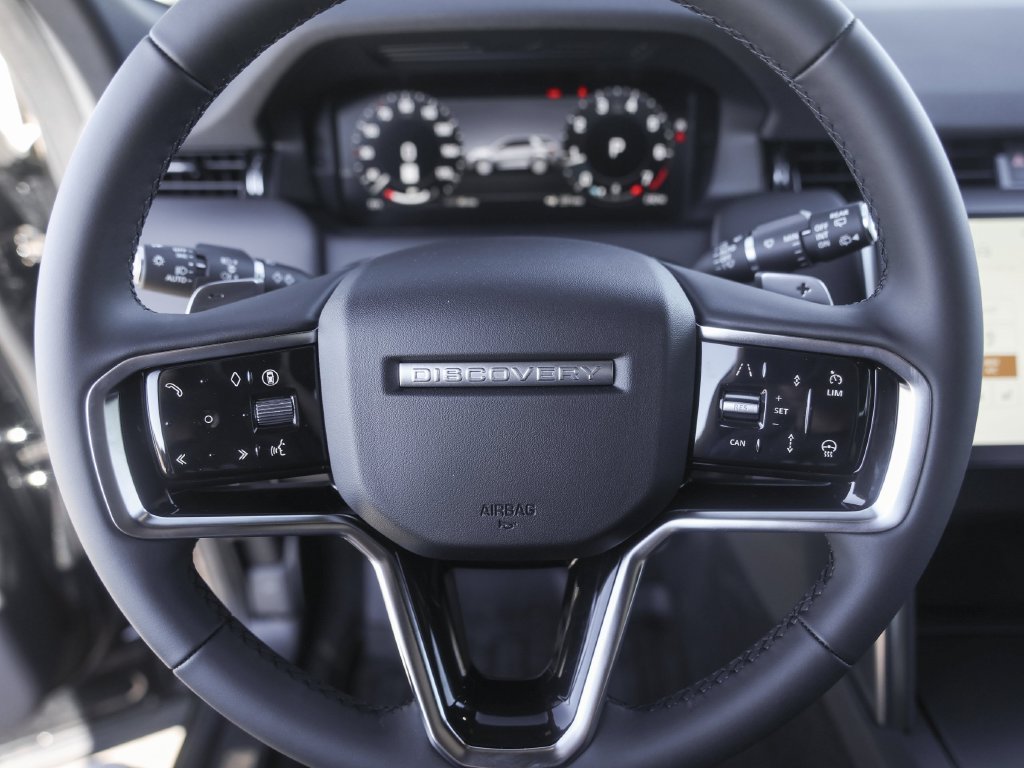 Used 2025  Land Rover SE image 18