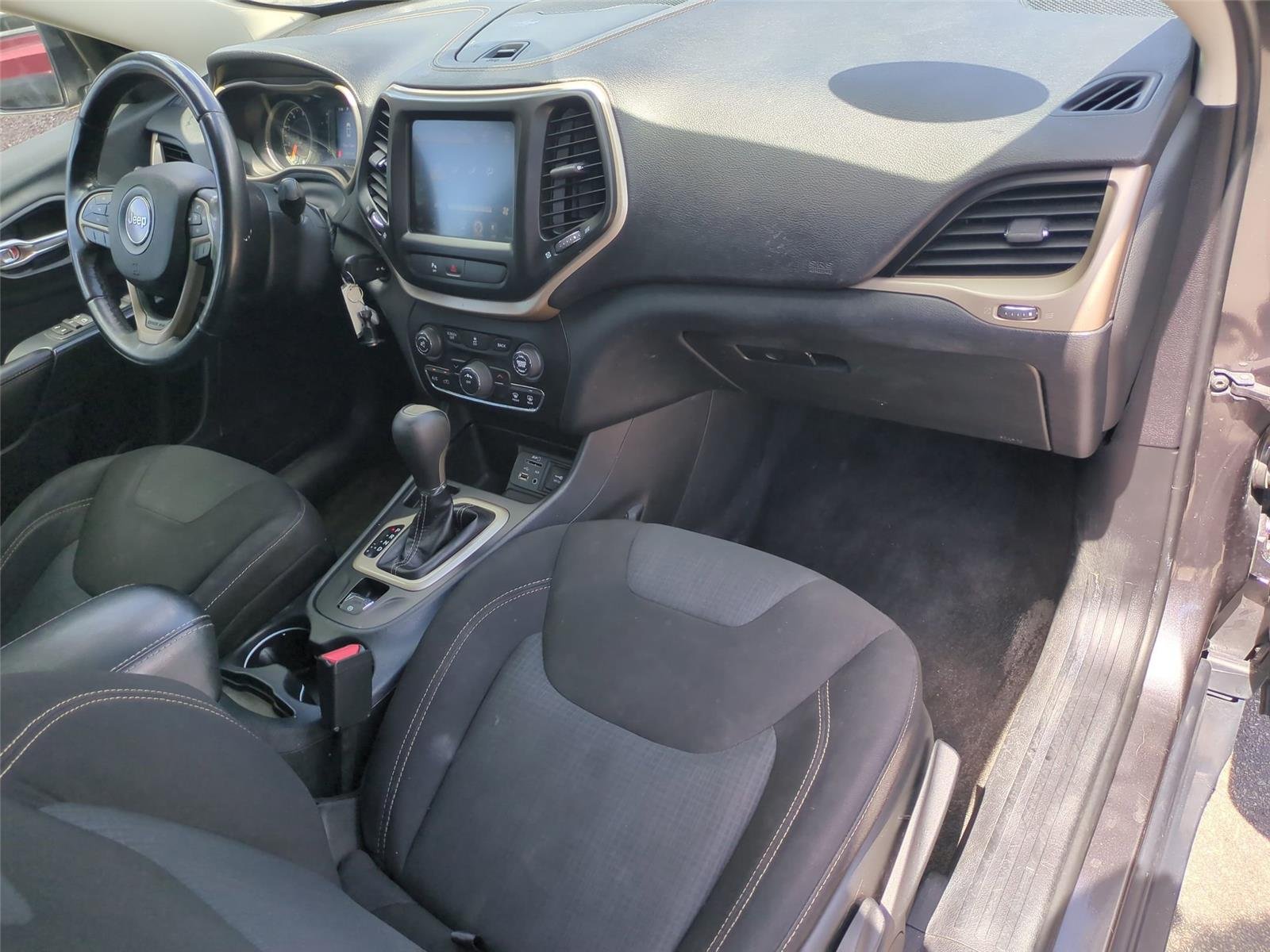 Used 2016 Granite Crystal Metallic Clearcoat Jeep Latitude image 36