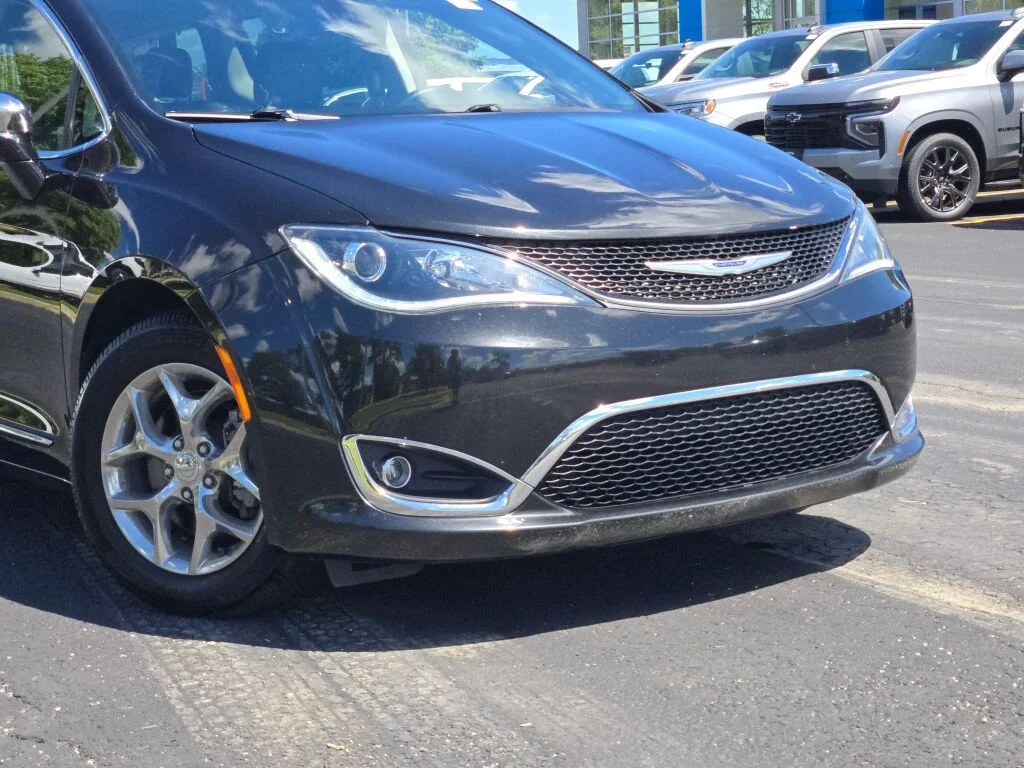 Used 2020 Black Chrysler Limited image 2