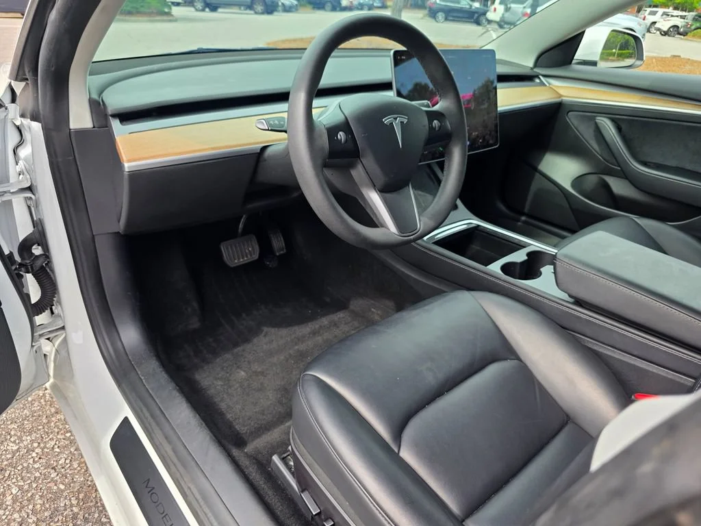 Used 2022  Tesla RWD image 11