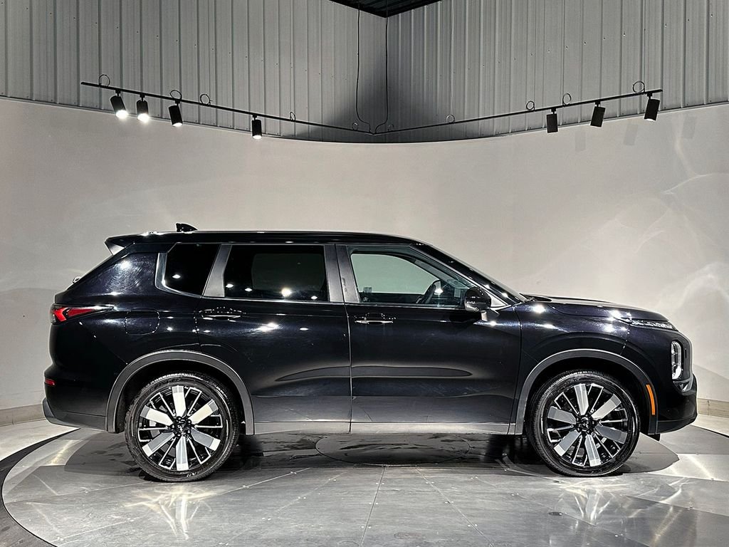 Used 2025 Silver Mitsubishi  image 10