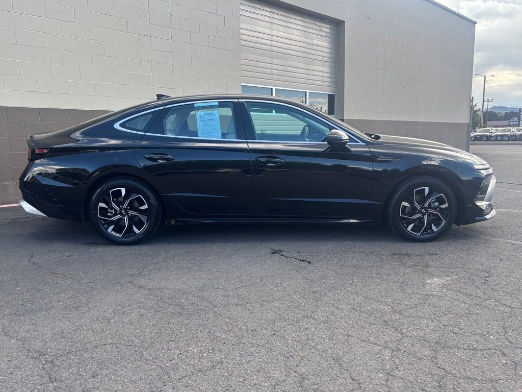 Used 2025 Black Hyundai SEL image 3