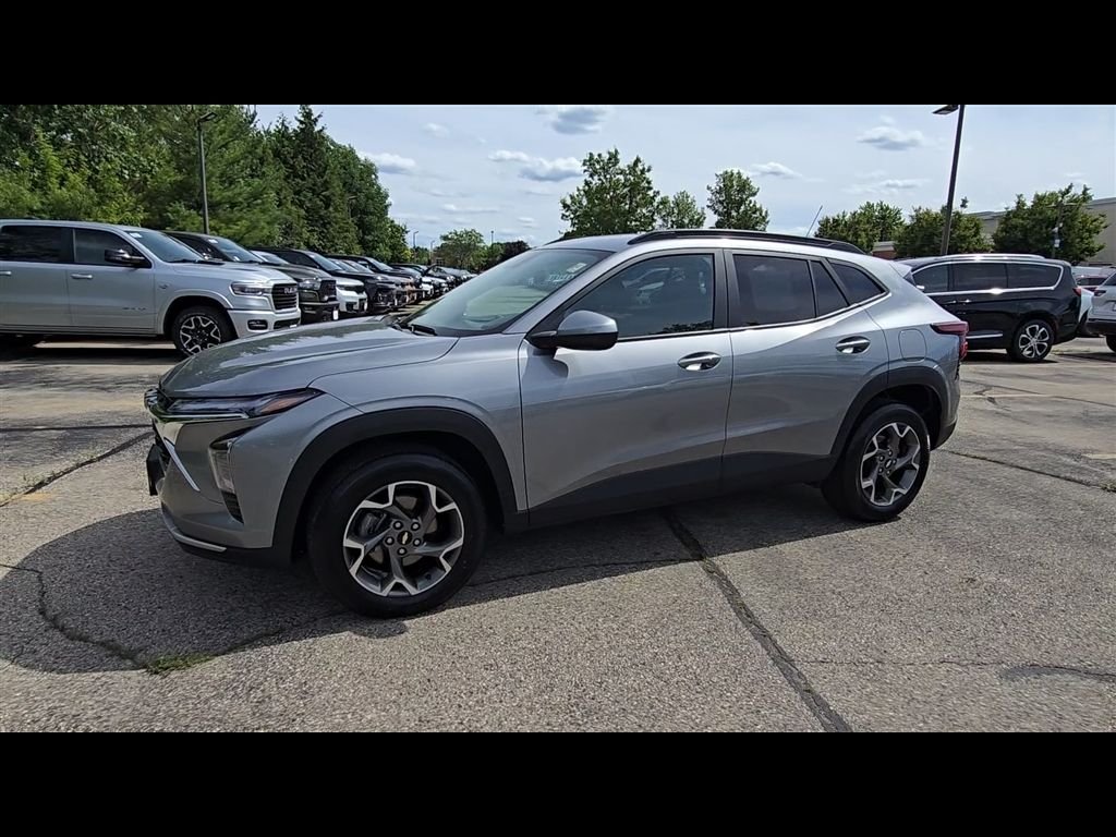 Used 2025 Gray Chevrolet LT image 4