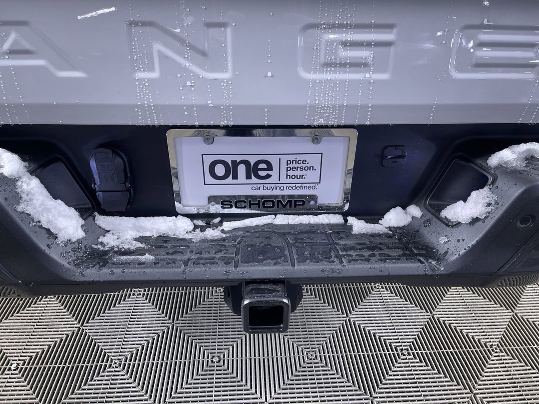 New 2025 Oxford White Ford XLT image 25