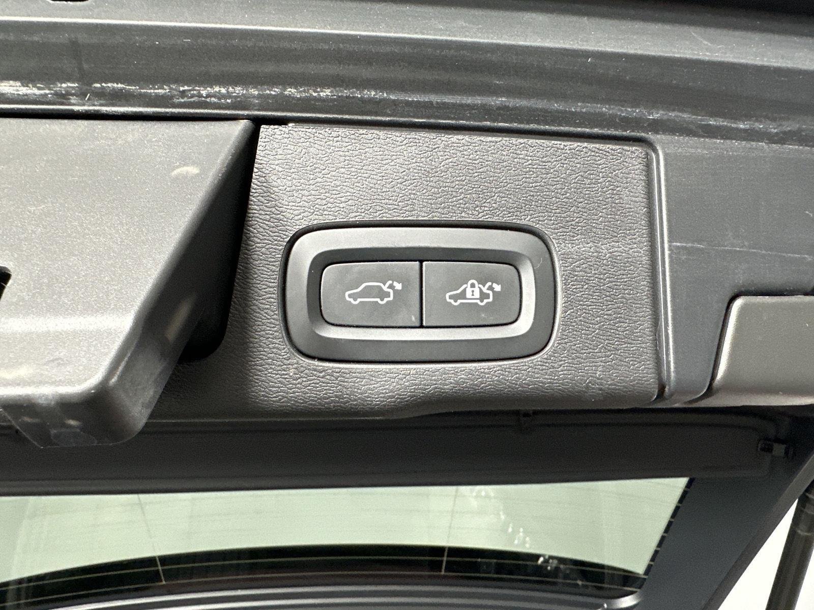 Used 2023 Onyx Black Metallic Volvo Ultimate Dark Theme image 28