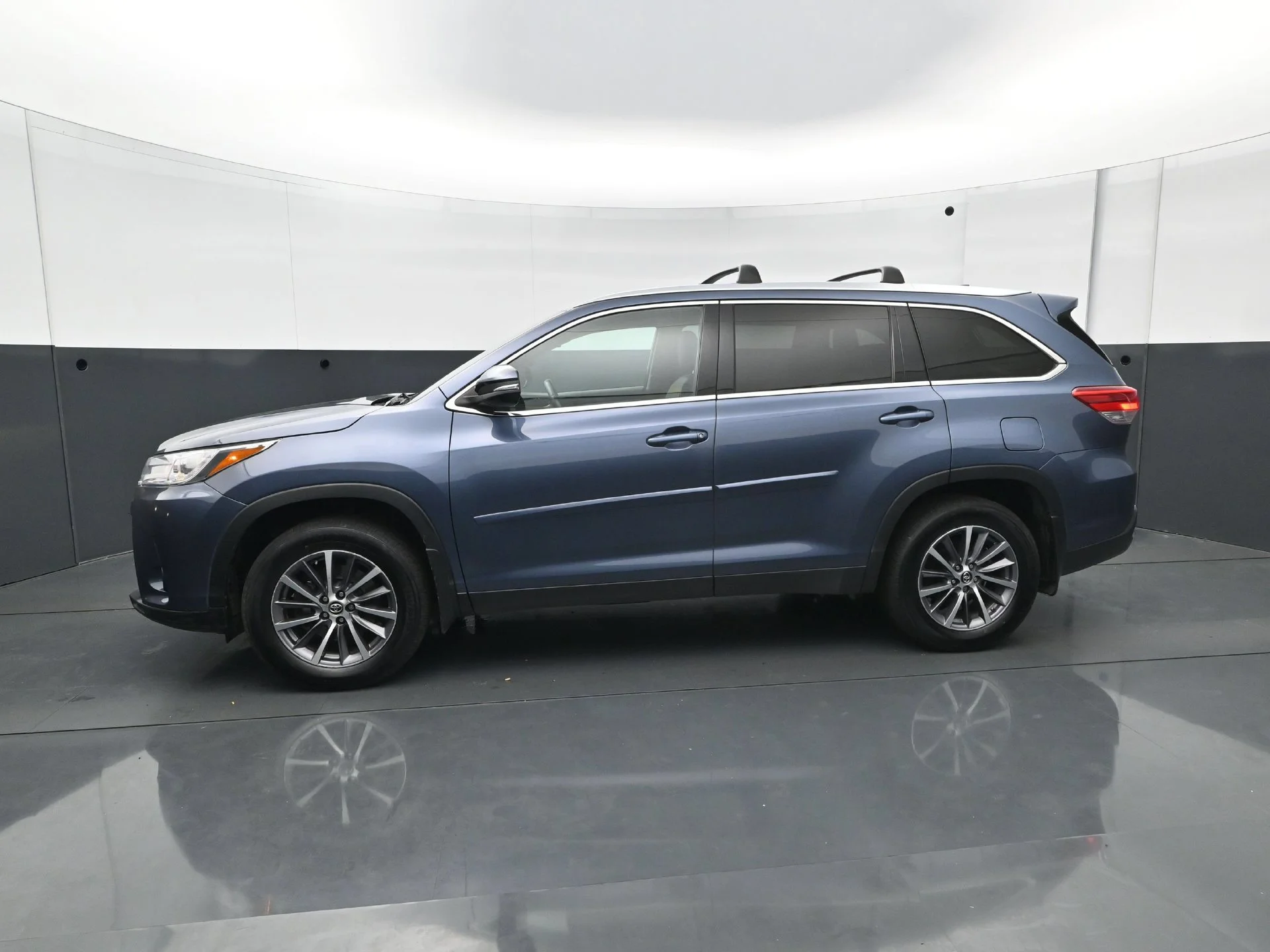 Used 2019  Toyota SE image 3
