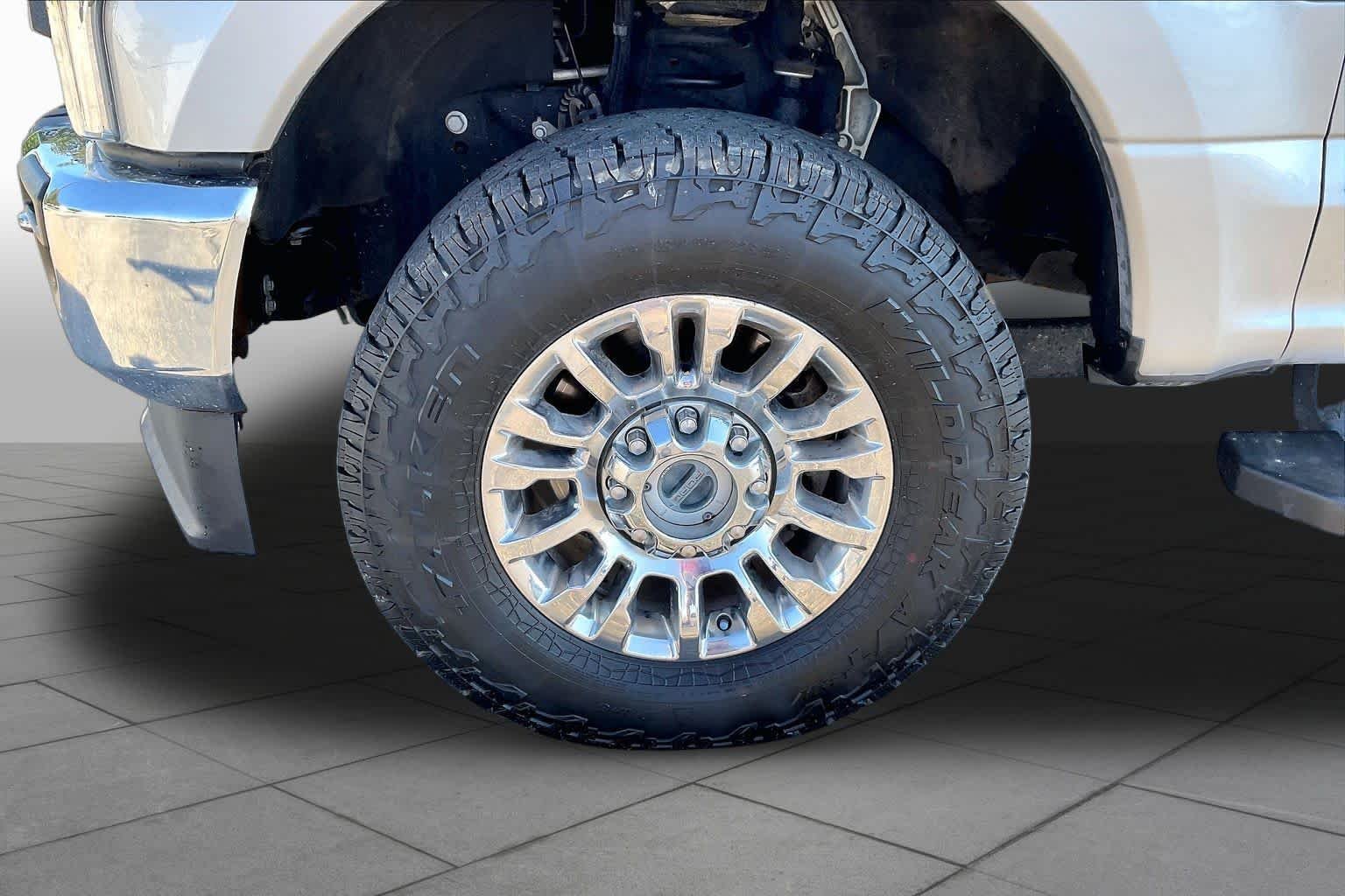 Used 2022 Iconic Silver Metallic Ford LARIAT image 11