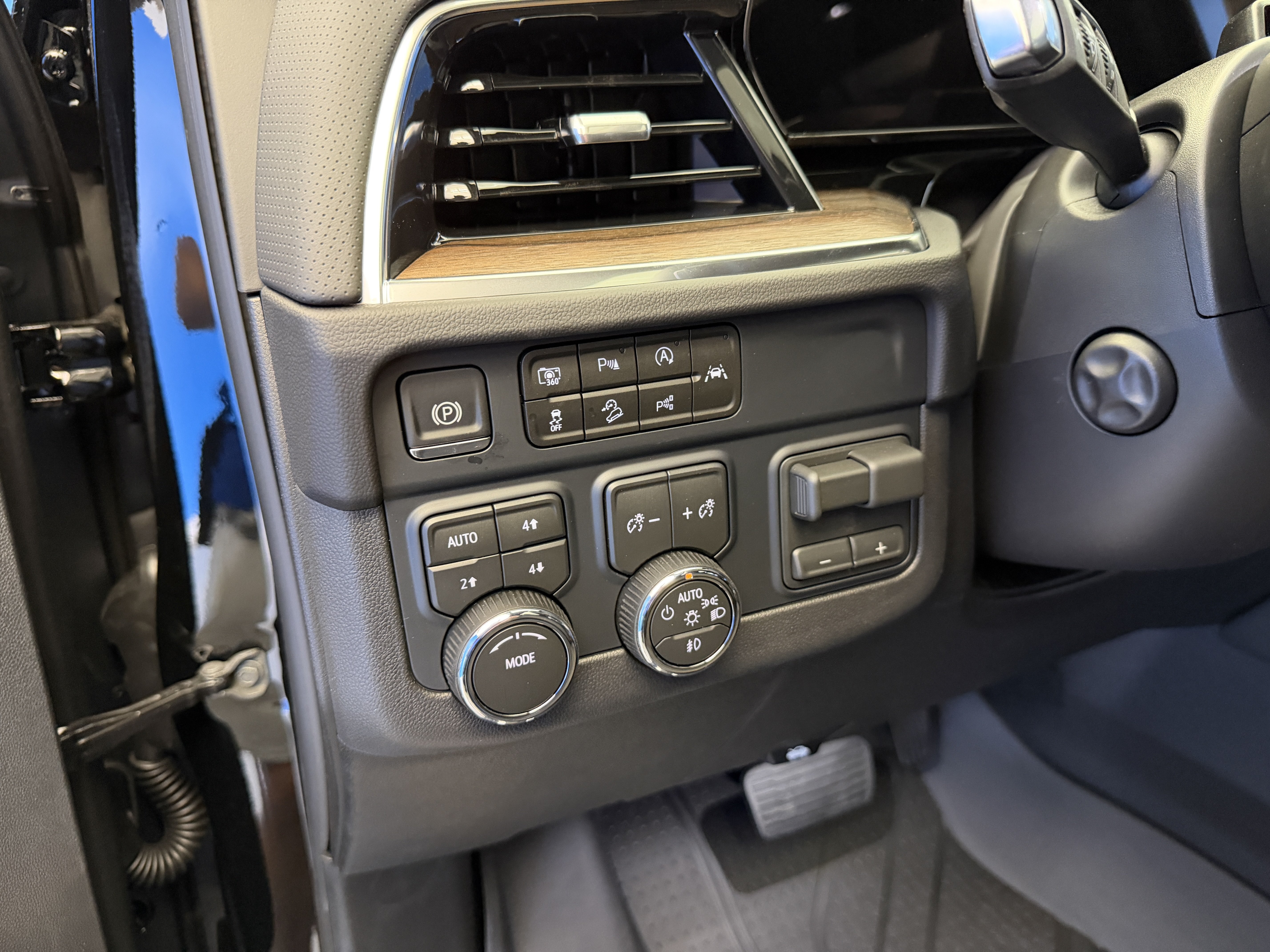 2026 Chevrolet Suburban High Country - Photo 16