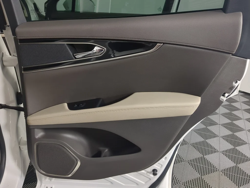 Used 2022 White Lincoln Standard image 24