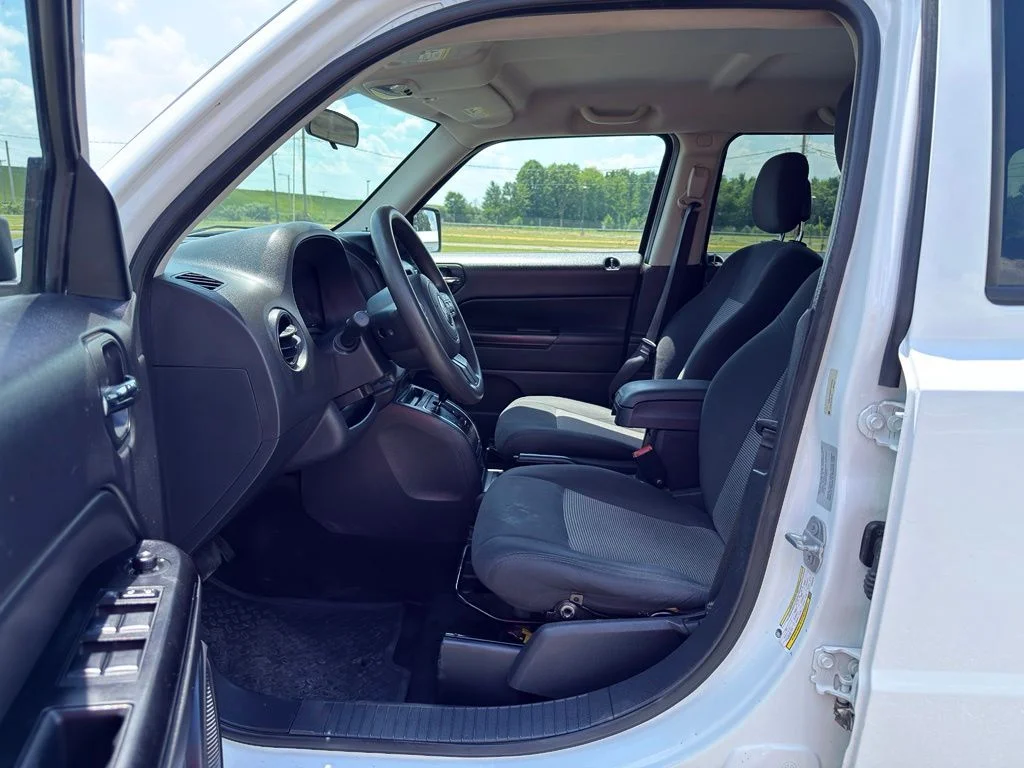 Used 2015 White Jeep Sport image 17