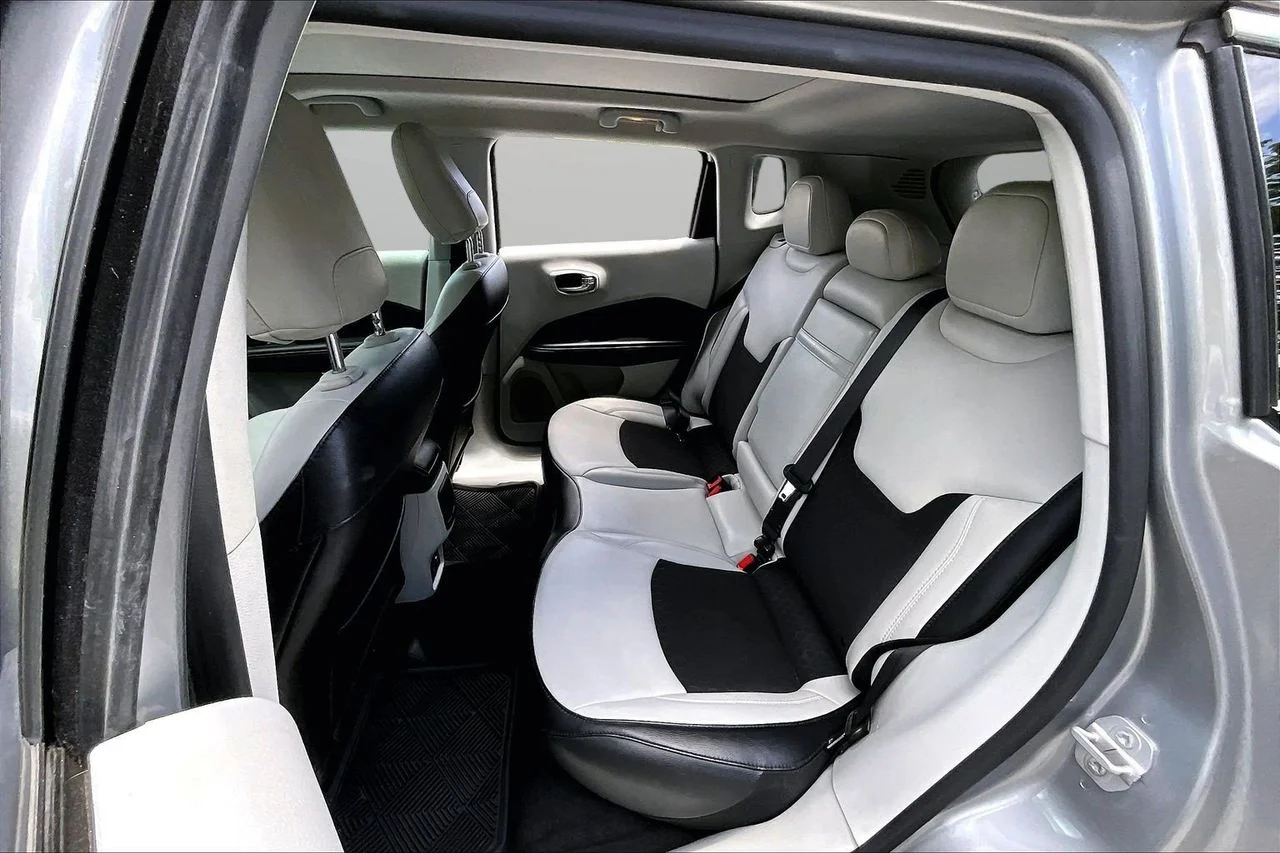 Used 2019 Silver Jeep Latitude image 22