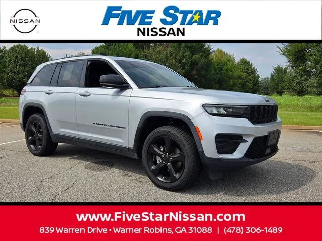 Used 2022 Silver Jeep Altitude image 1