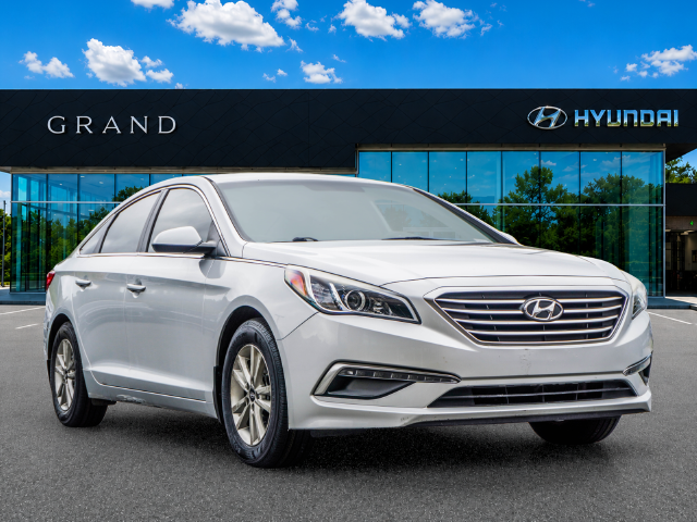 Used 2015 Silver Hyundai SE image 8
