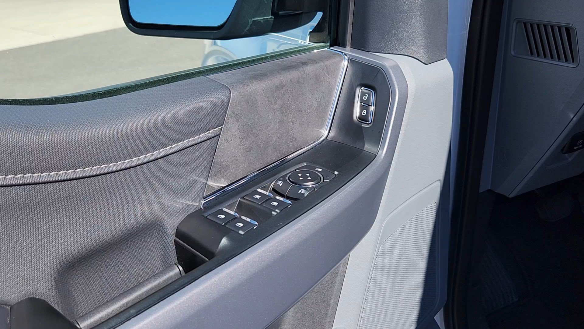 2025 Ford F-150 XLT - Photo 7