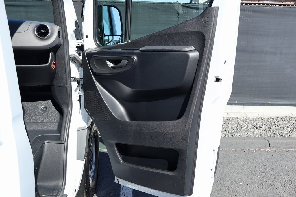 New 2026 Arctic+White Mercedes-Benz Cargo 144 WB image 8